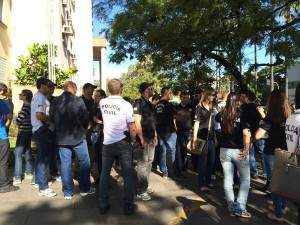 Em Porto Alegre, servidores ficaram concentrados em frente ao Palácio da Polícia Foto: Marina Pagno  / Rádio Gaúcha